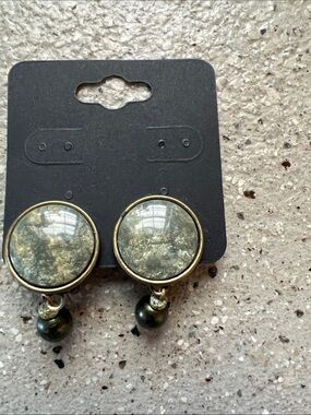 🌷6/$20🌷 Round Glass Drop Earrings in Green and Gold